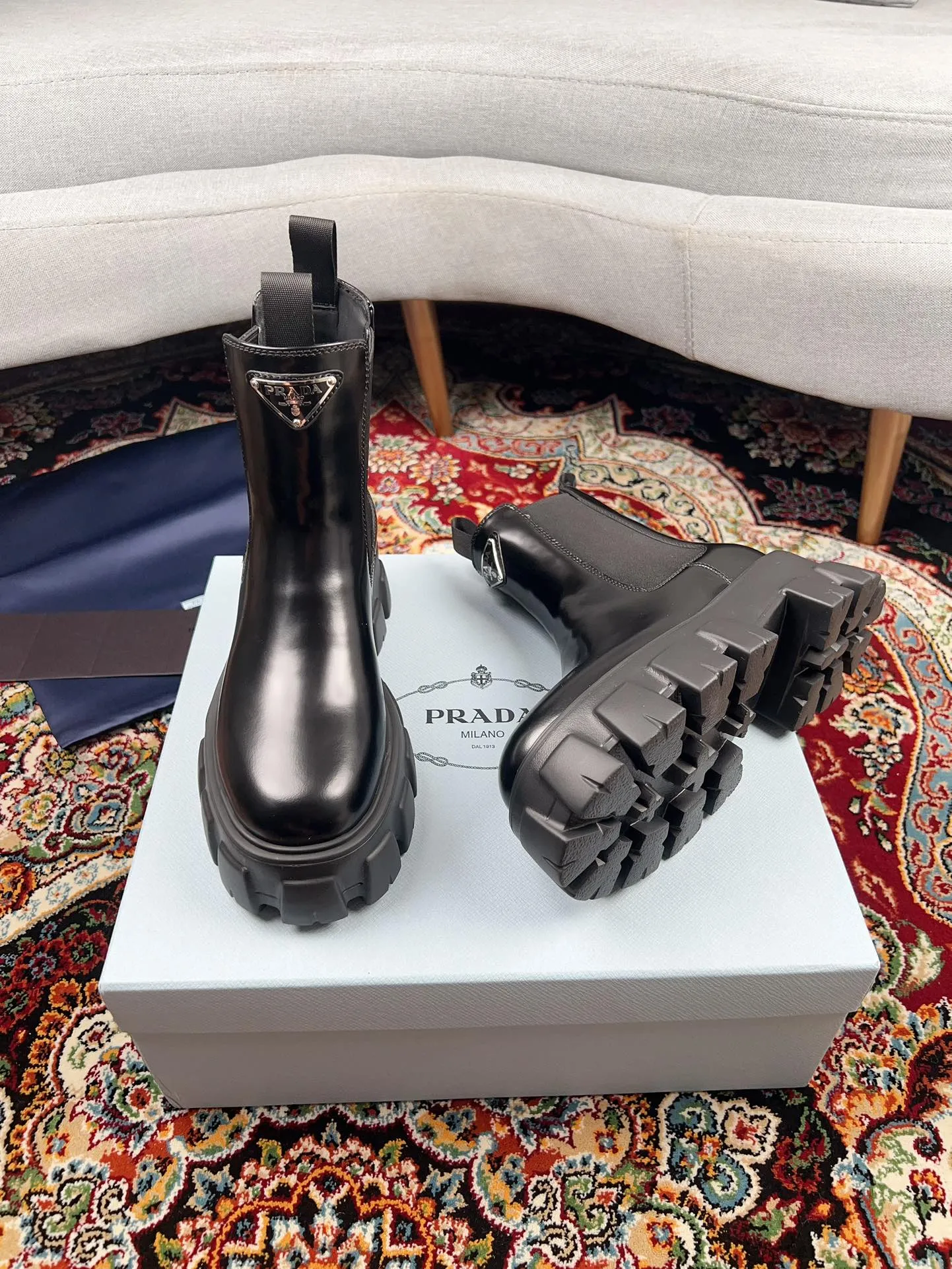 Factory direct sales p560🐘🐘Women's shoes Women's clothing Factory direct sales pRADA Prada platform platform thick-soled pocket triangle logo couple boots Original 1:1 customization, many Internet celebrities have used it, these shoes, cowhide color matching, injection molded triangle letters luogo craftsmanship, very popular this year, can be worn for leisure and sports... ❶Fabric: Customized open edge beads ➕Injection molded triangle logo ❷Inner lining: Customized cowhide ❸Feet: customized cowhide ❹Outsole: original molded foam combination outsole ❺Sole thickness: 6cm ❻Number of sizes: women's 35-40